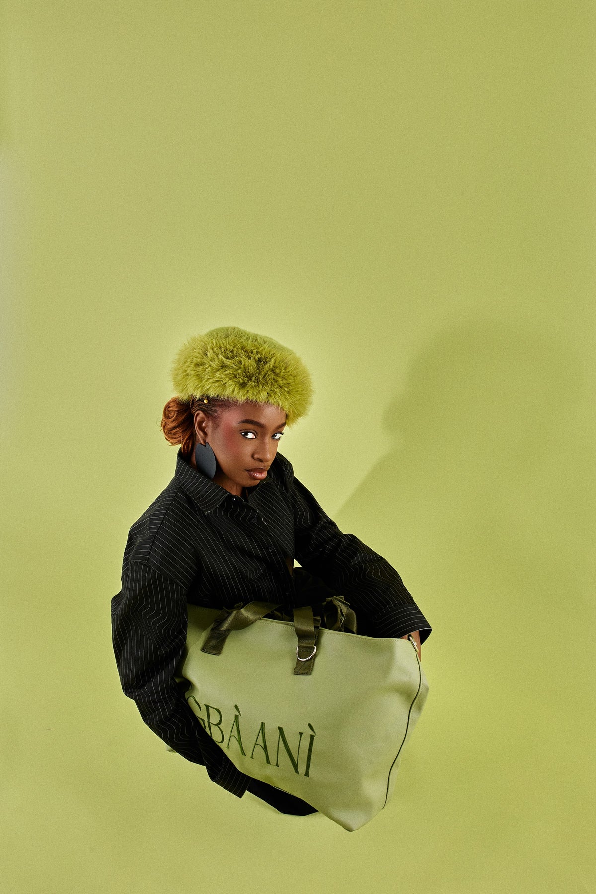 Editorial view 1 of the oversized ÌGBÀANÌ olive logo tote